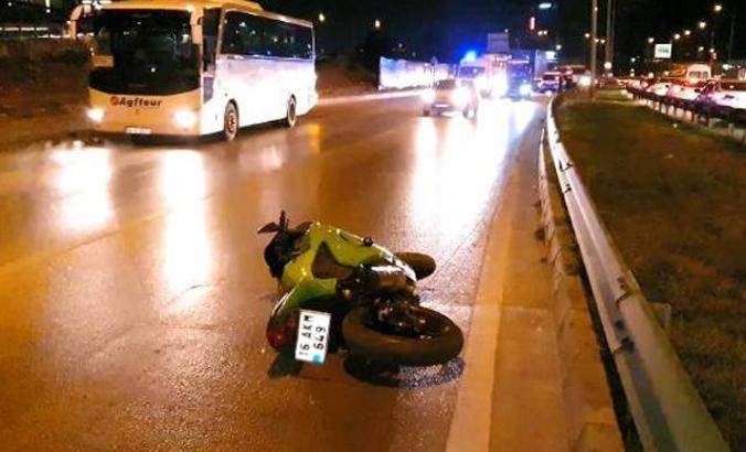 Motosiklet bariyerlere çarptı, 2 ağır yaralı