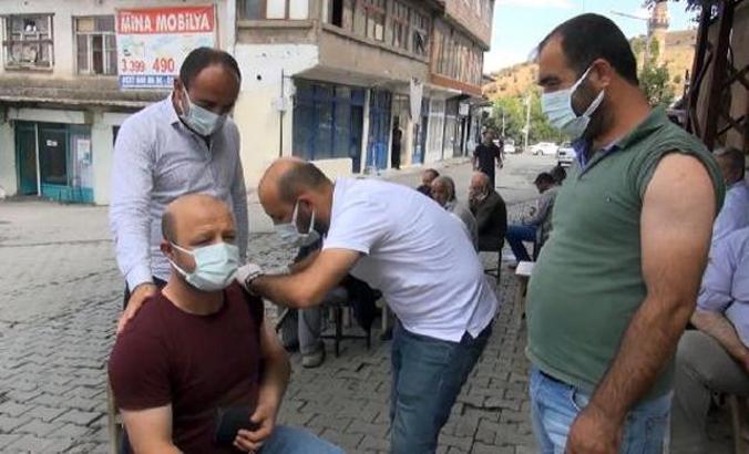 Muş'ta sağlıkçılar kahveleri gezerek aşı yaptı