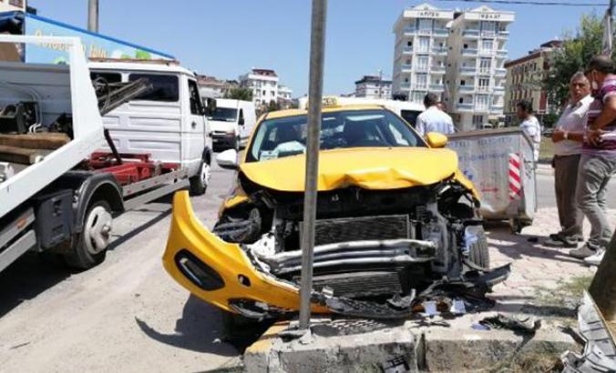 Sultanbeyli'de otomobil ile taksi çarpıştı: 2 yaralı