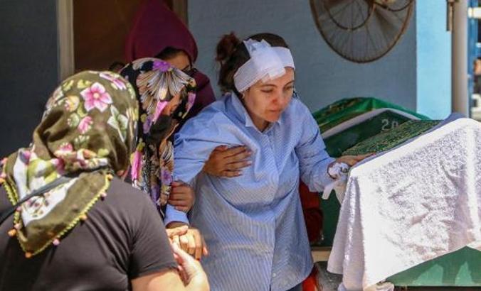 Başı sargılı şekilde, eşinin tabutu başında gözyaşı döktü