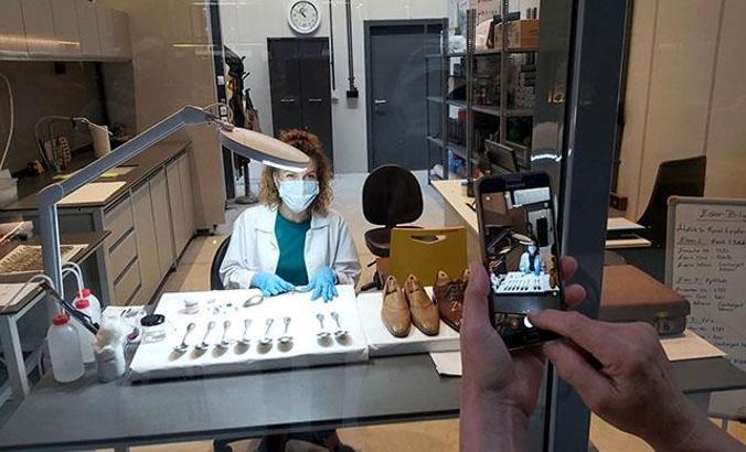 Atatürk'ün kişisel eşyalarının konservasyon çalışmalarını izlediler