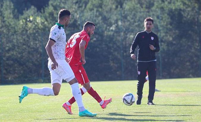 Hakemler gelemeyince mücadeleyi yardımcı antrenörler yönetti