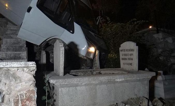 Tokat'ta minibüs mezarlığa uçtu: 2 yaralı