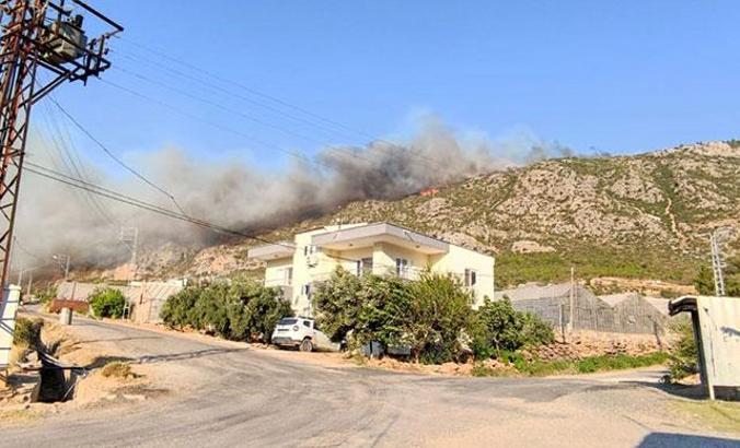 Mersin'de iki ilçedeki yangınlar devam ediyor; havadan müdahale yeniden başladı