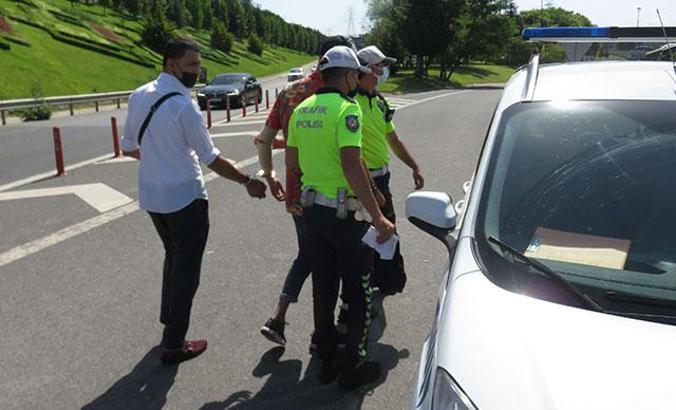 Havalimanında hırsızlık yaptılar, trafik denetim noktasında yakalandılar