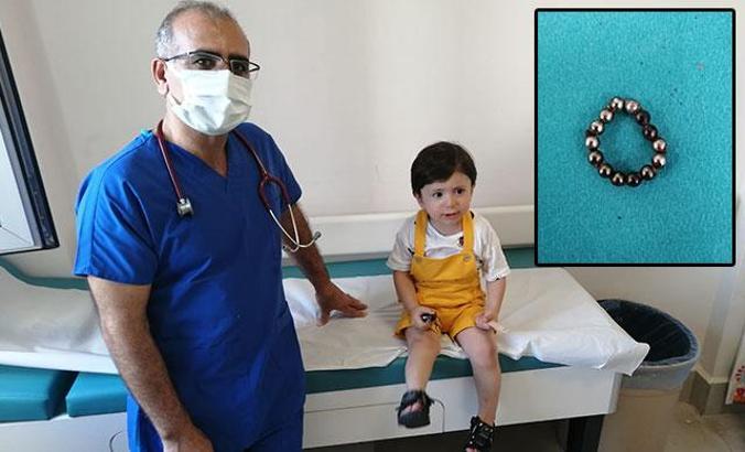 Ahmet bebeğin yuttuğu mıknatıs toplar, bağırsakları delinerek alındı