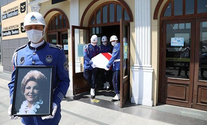 Devlet Sanatçısı Nedret Güvenç için Muhsin Ertuğrul Sahnesi'nde tören