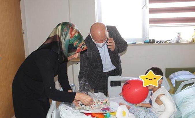 4 yaşındaki çocuk üvey babası tarafından öldüresiye dövüldü; 2 tutuklama