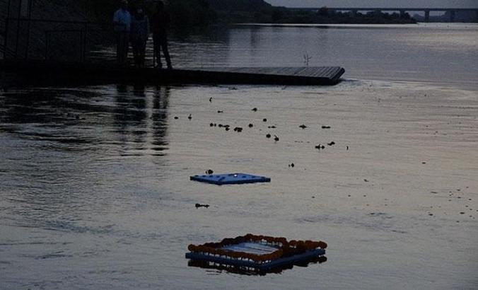 Auschwitz kampında öldürülen Romanlar için Meriç Nehri'ne çiçek bırakıldı