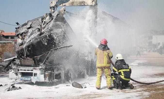Kaza yapan boya ve tiner yüklü TIR'da götürüldüğü otoparkta patlama oldu