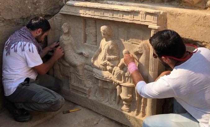 Parion Antik Kenti'nde 1900 yıllık mezar steli bulundu