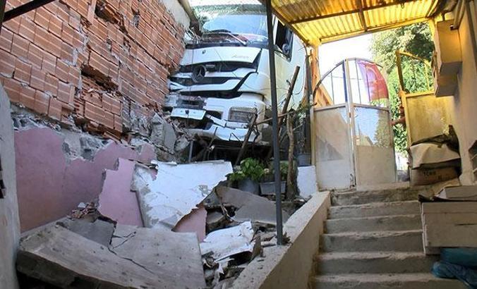 Sarıyer'de park halinde freni boşalan hafriyat kamyonu kafenin duvarına çarparak durdu