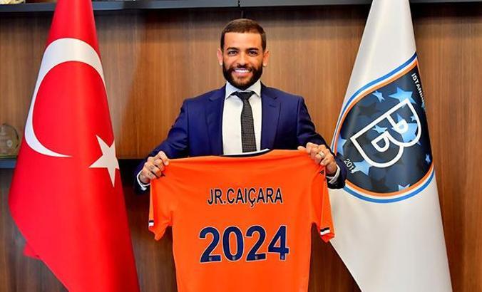 Junior Caiçara, 3 yıl daha Başakşehir'de