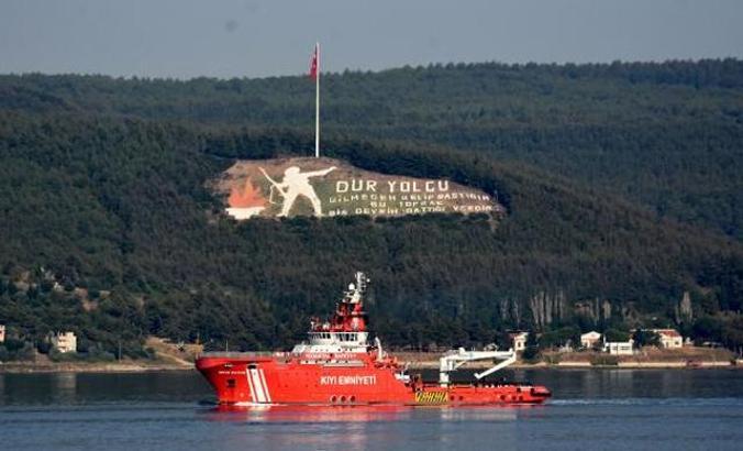 Yangınlarla mücadelede ekiplere destek verecek 'Nene Hatun' gemisi Çanakkale Boğazı'ndan geçti