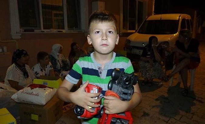 Küçük Toprak, yangında evleri yanan çocuklara oyuncaklarını gönderdi