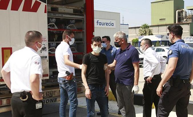 Sürücü ihbar etti, TIR'ın dorsesindeki 2 kaçak göçmen yakalandı