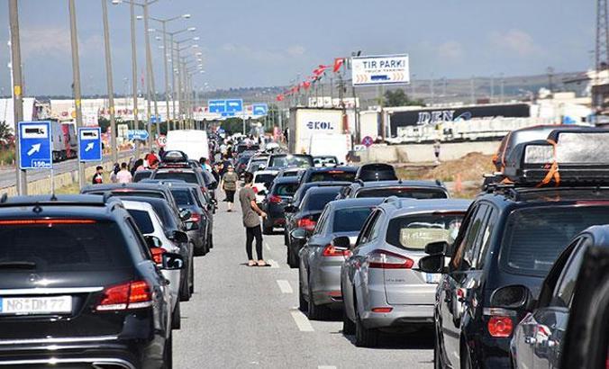 Yunanistan, kara yoluyla seyahat kısıtlamasını kaldırdı