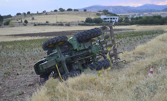 Devrilen traktördeki kuzenlerden biri öldü, diğeri yaralandı