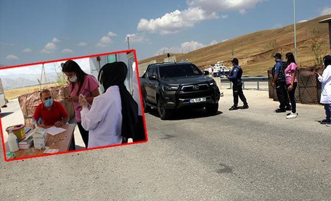 Polis kontrol noktasında aşı uygulaması
