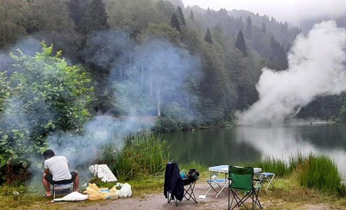 Karagöl Milli Parkı'nda piknikçiler mangal, gelin ve damat meşale yaktı