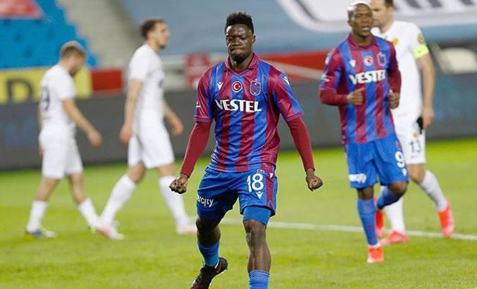 Trabzonsporlu futbolcu Ekuban, Genoa'ya transfer oldu