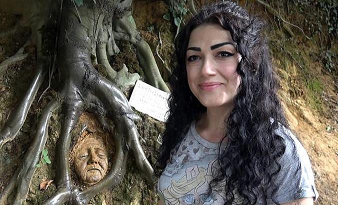 Ağaç köklerine heykel yaptı, 'Tarihi eser değil, heyecanlanmayın' yazısı astı