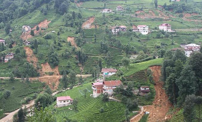 Karadeniz'de heyelanlı alanlardakiler için 'güvenli bölgelere transfer' çağrısı