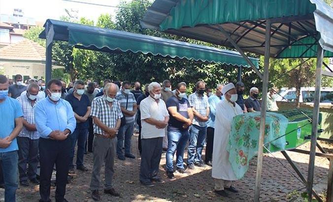 Kazada emniyet kemeri sayesinde kurtuldu, annesini son yolculuğuna uğurladı