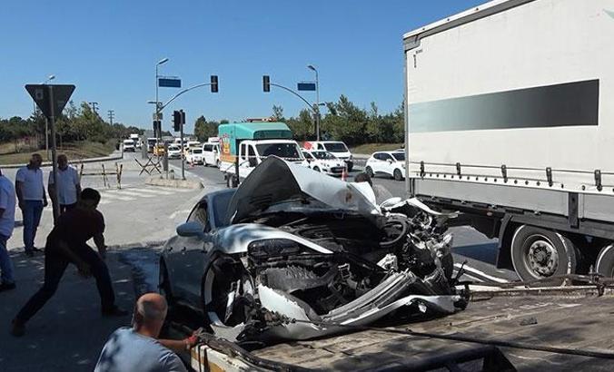 Arnavutköy'de TIR ile çarpışan lüks otomobil hurdaya döndü