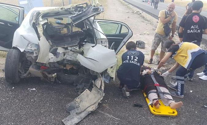 Otomobile çarpan motosiklet sürücüsü öldü, 5 kişi yaralandı