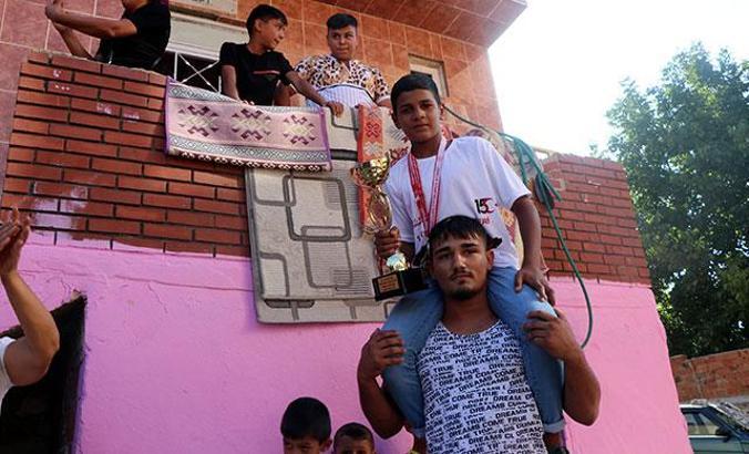 Kurtdereli güreşlerinde madalya kazanan küçük pehlivana, coşkulu karşılama
