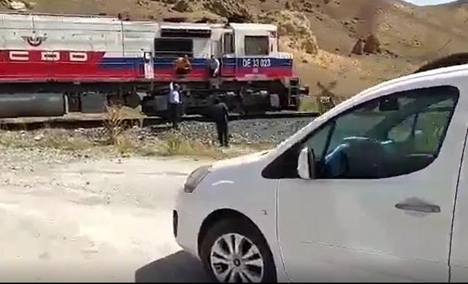 Bahşiş için trenle düğün konvoyunun önünü kestiler