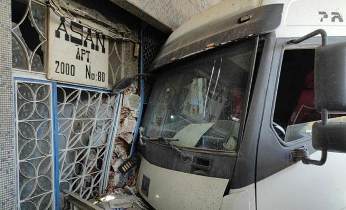 Şoförü uyuyan TIR, yem bayisine daldı