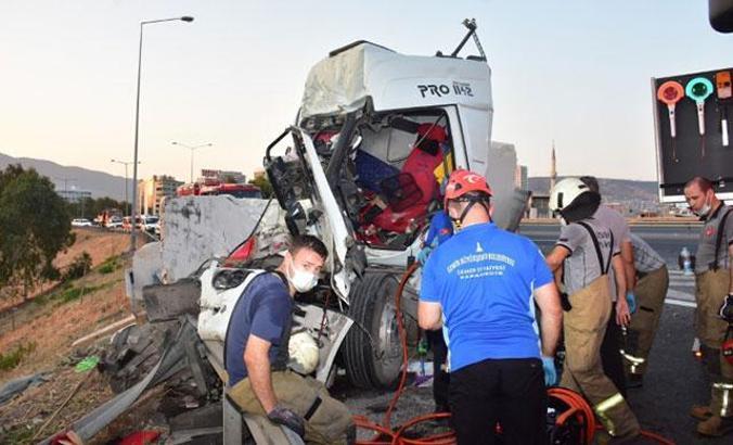 TIR, emniyet şeridindeki TIR'a çarptı: 2'si ağır 3 yaralı