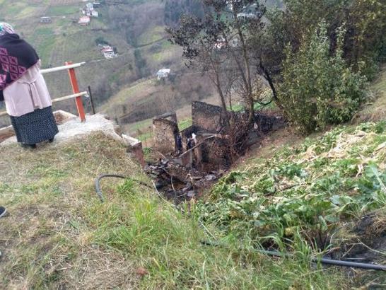 Çocuklarının kendileri ile kalması ısrarına rağmen döndüğü evinde, yangında öldü