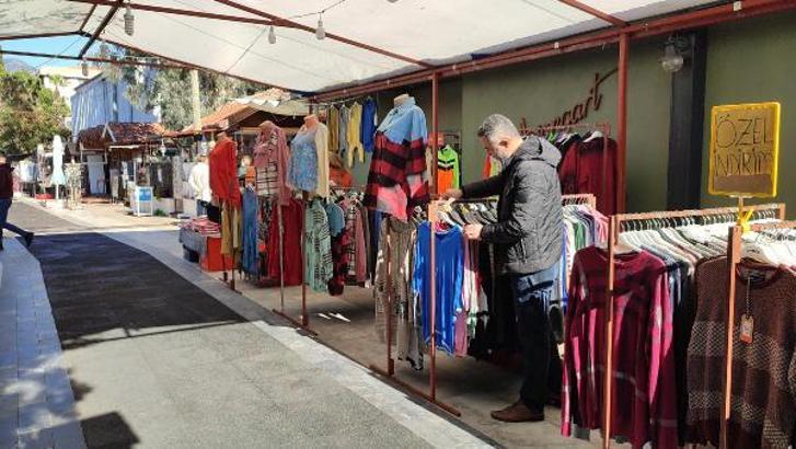 Muğla'da gölün taşmasıyla su basan sokağın esnafı yeniden tezgah açtı