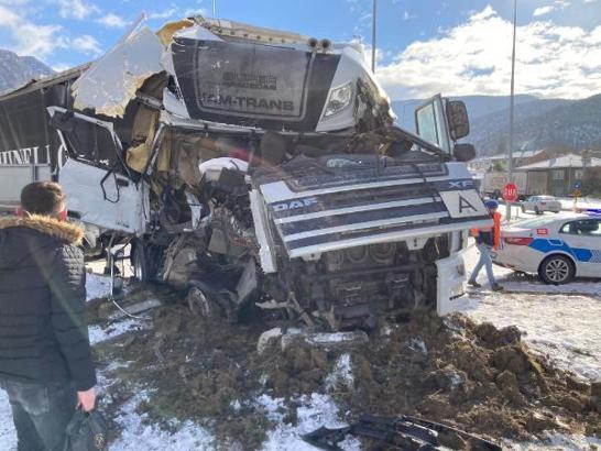 Çorum’da 2 TIR çarpıştı; sürücülerden 1'i ağır yaralı