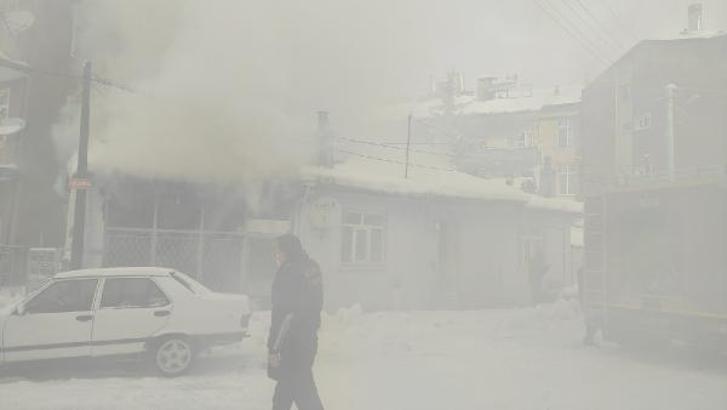 Tek katlı evde çıkan yangın paniğe neden oldu