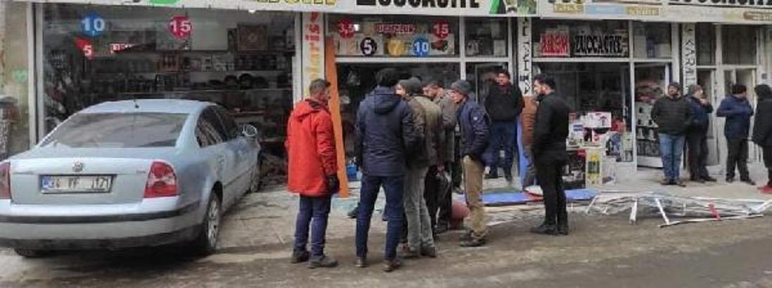 Ehliyetsiz sürücünün kullandığı otomobil, züccaciye dükkanına girdi