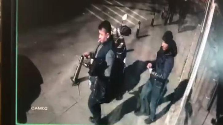 Kartal'da saldırgan börekçiden arkadaşıyla çıkarken güvenlik kamerasına yansıdı