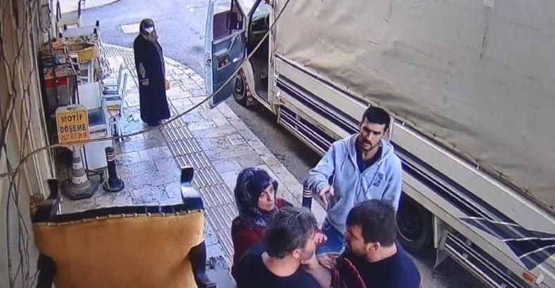 Koltuk döşemecisi ile nakliyecinin '50 lira' kavgası kamerada