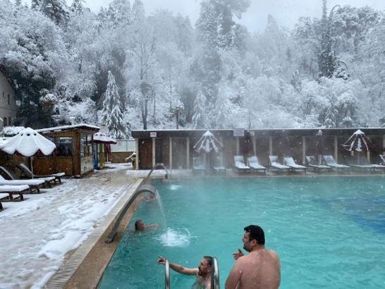 Kar altında kaplıca keyfi