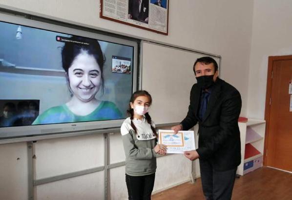 Koronavirüslü öğretmen, sınıfındaki karne dağıtımına internet yoluyla katıldı
