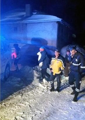 Hastalanan bebekleri paletli ambulanslar hastaneye götürdü