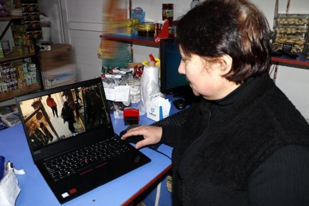 Açık unutulan marketten aldıkları ürünleri kameraya gösterip, ücretini bıraktılar