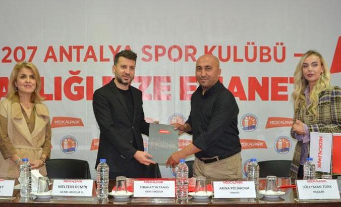 1207 Antalyaspor Kadın Futbol Kulübü'ne sağlık sponsoru