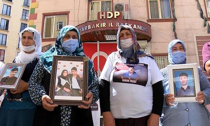 HDP önündeki anne: Buraya evlatlarımız için geliyoruz