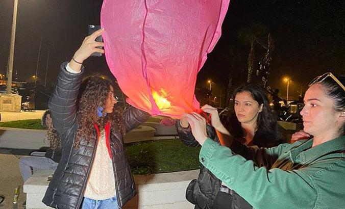 Eski eşi tarafından öldürülen Fulya'nın ailesi gökyüzüne dilek feneri bıraktı