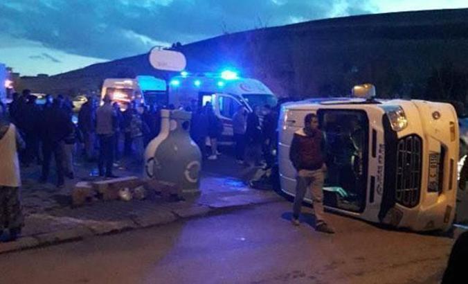 Otomobilin çarptığı servis minibüsü devrildi; 6 çocuk yaralandı