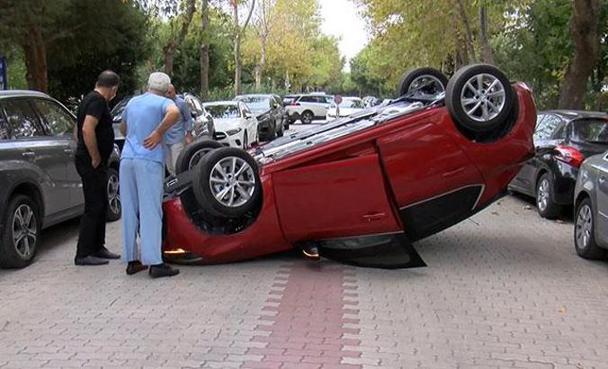 Bakırköy'de ara sokakta ters dönmüş otomobil görenler gözlerine inanamadı